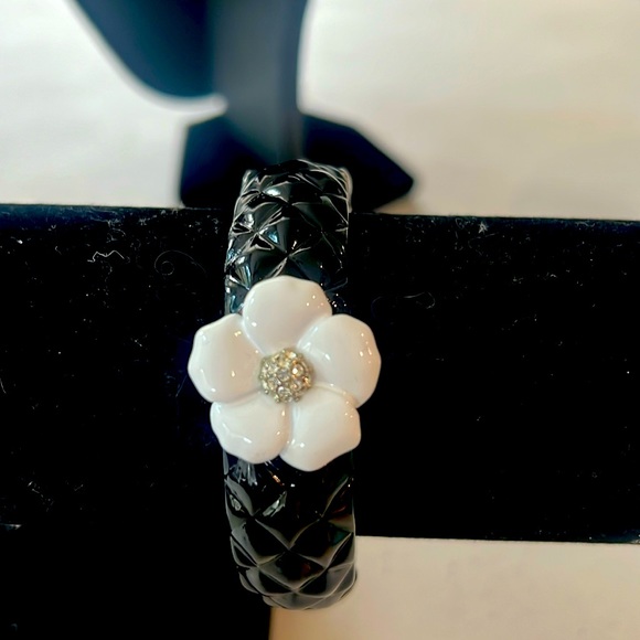 Vintage bangle bracelet with floral design and rhinestones. - Picture 1 of 3